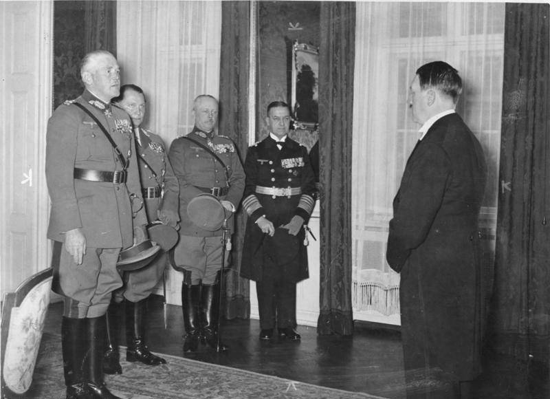 Adolf Hitler bersama para pejabat Nazi (commons.wikimedia.org/Bundesarchiv)