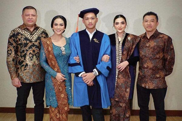 7 Potret Wisuda Azriel Hermansyah, Dihadiri Anang-Ashanty dan KD-Raul