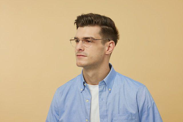 ilustrasi pria memakai kemeja linen (unsplash.com/GlassesShop)