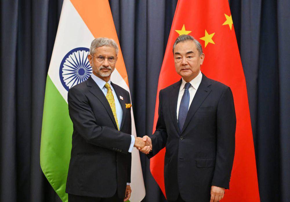 Menlu India Subrahmanyam Jaishankar (kiri) bertemu dengan Menlu China Wang Yi di Astana, Kazakhstan (4/7/2024). (x.com/DrSJaishankar)