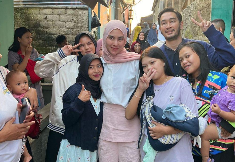 7 Potret Syahnaz Sadiqah Temani Suami Mengunjungi Warga Jawa Barat
