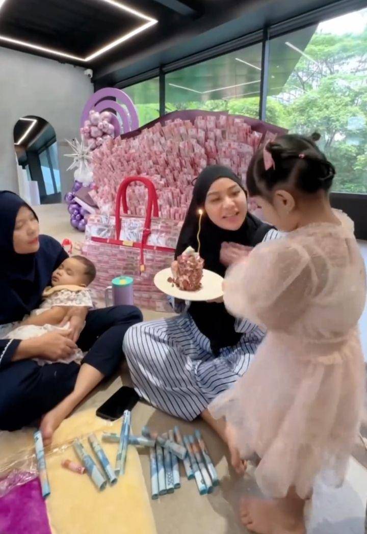 Ameena buat kue ultah Aurel (Instagram.com/ameenaatta)