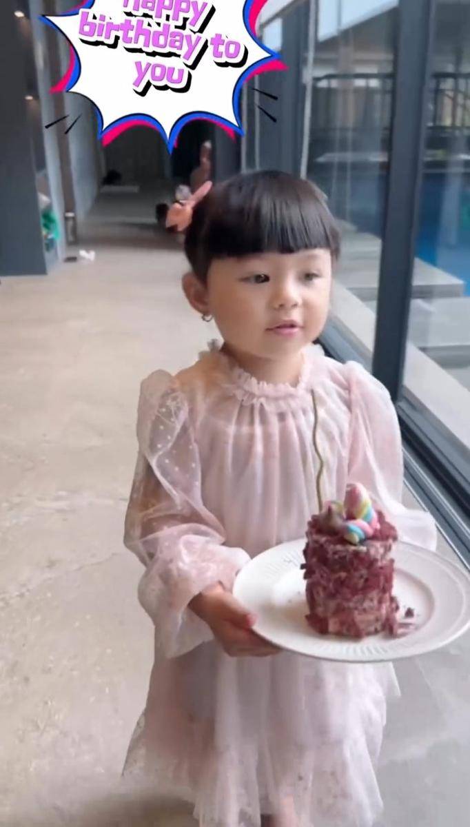 Ameena buat kue ultah Aurel (Instagram.com/ameenaatta)