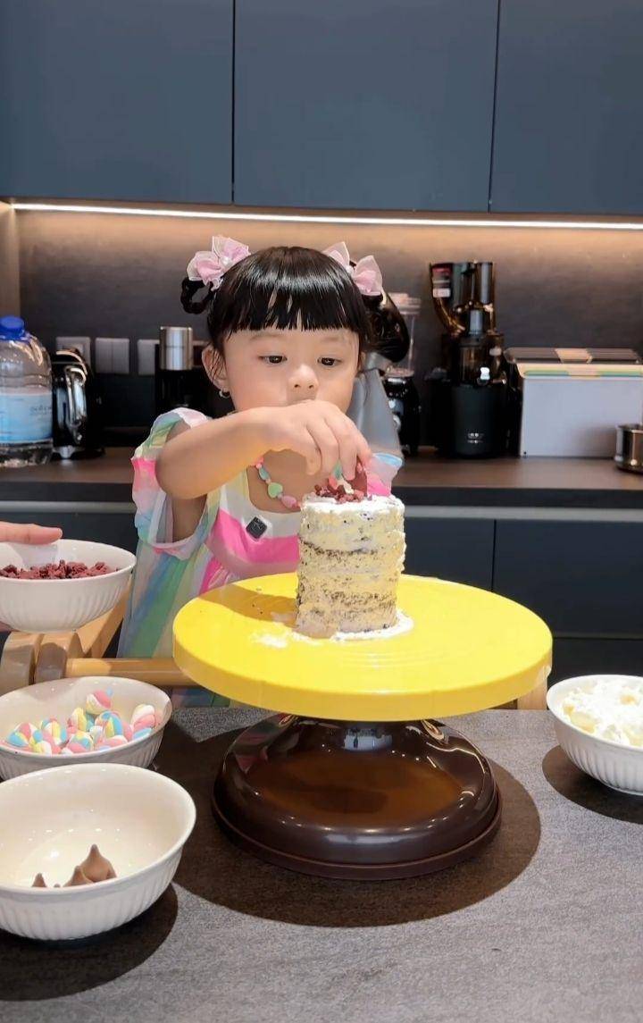 Ameena buat kue ultah Aurel (Instagram.com/ameenaatta)