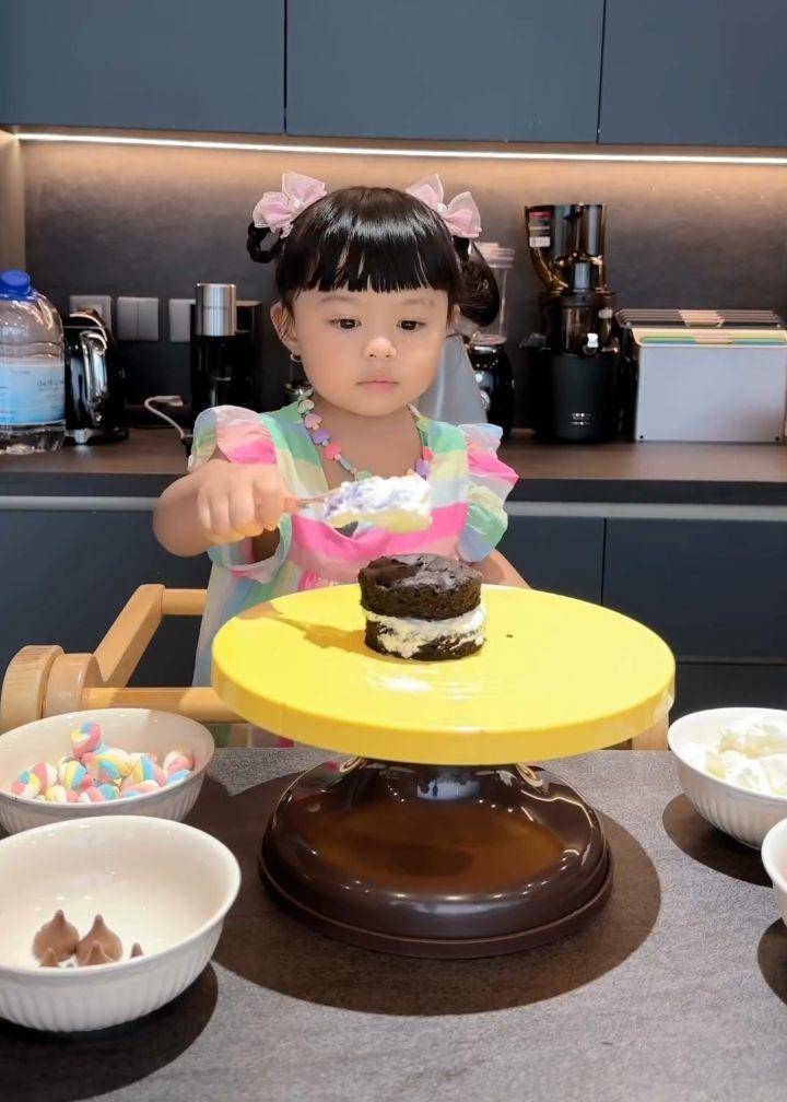 Ameena buat kue ultah Aurel (Instagram.com/ameenaatta)