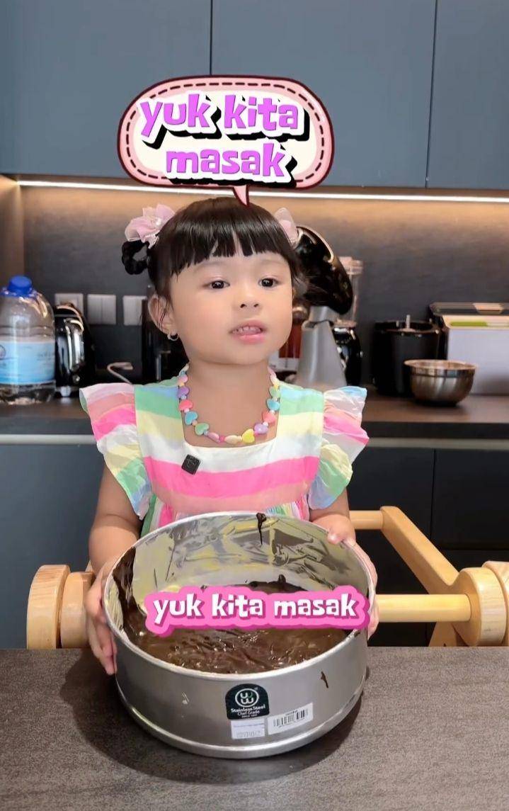 Ameena buat kue ultah Aurel (Instagram.com/ameenaatta)