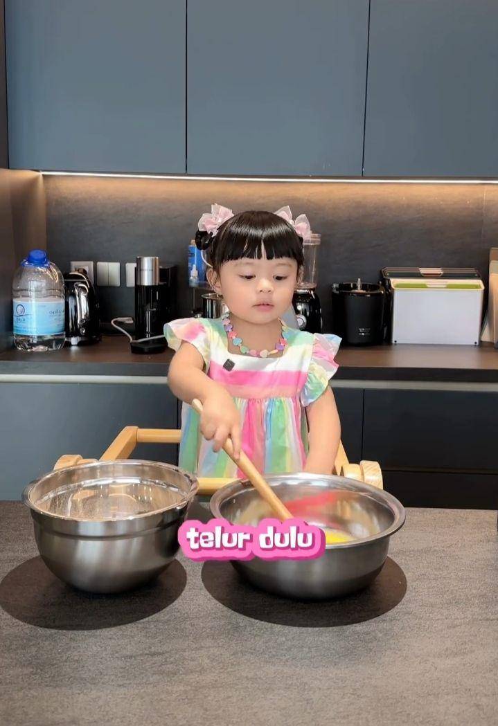 Ameena buat kue ultah Aurel (Instagram.com/ameenaatta)