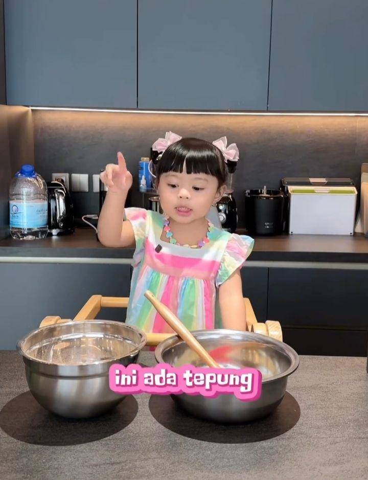Ameena buat kue ultah Aurel (Instagram.com/ameenaatta)