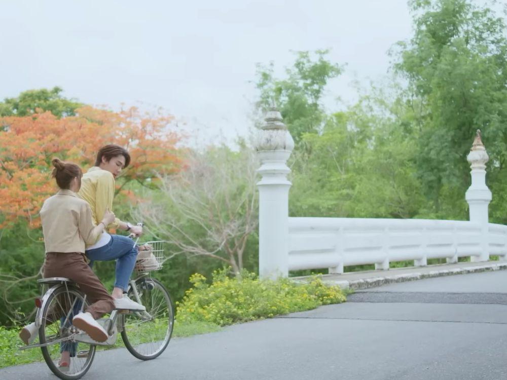 potret mesra Prim Chanikarn dan Dew Jirawat usai jadian di drama Thailand A Love So Beautiful (youtube.com/gmmtv)