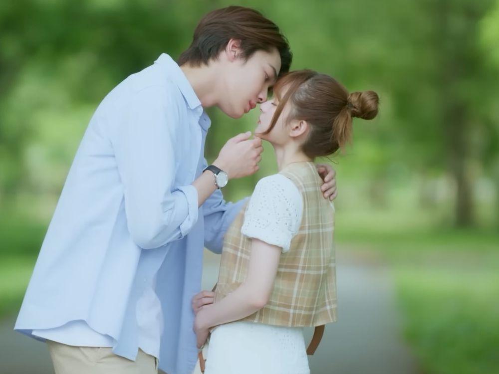 potret mesra Prim Chanikarn dan Dew Jirawat usai jadian di drama Thailand A Love So Beautiful (youtube.com/gmmtv)