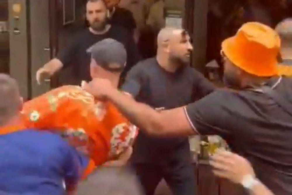 Kericuhan fans Belanda dan Inggris jelang semifinal Euro 2024 (X.com/footbalIfights)