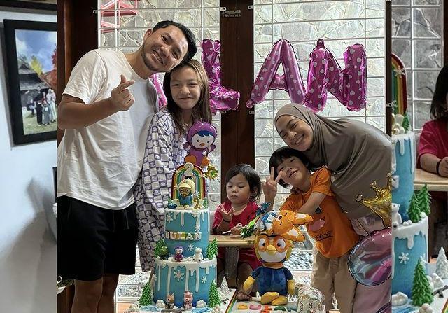 8 Potret Ultah Ke-2 Bulan, Anak Ananda Omesh, Gemas Bertema Pororo