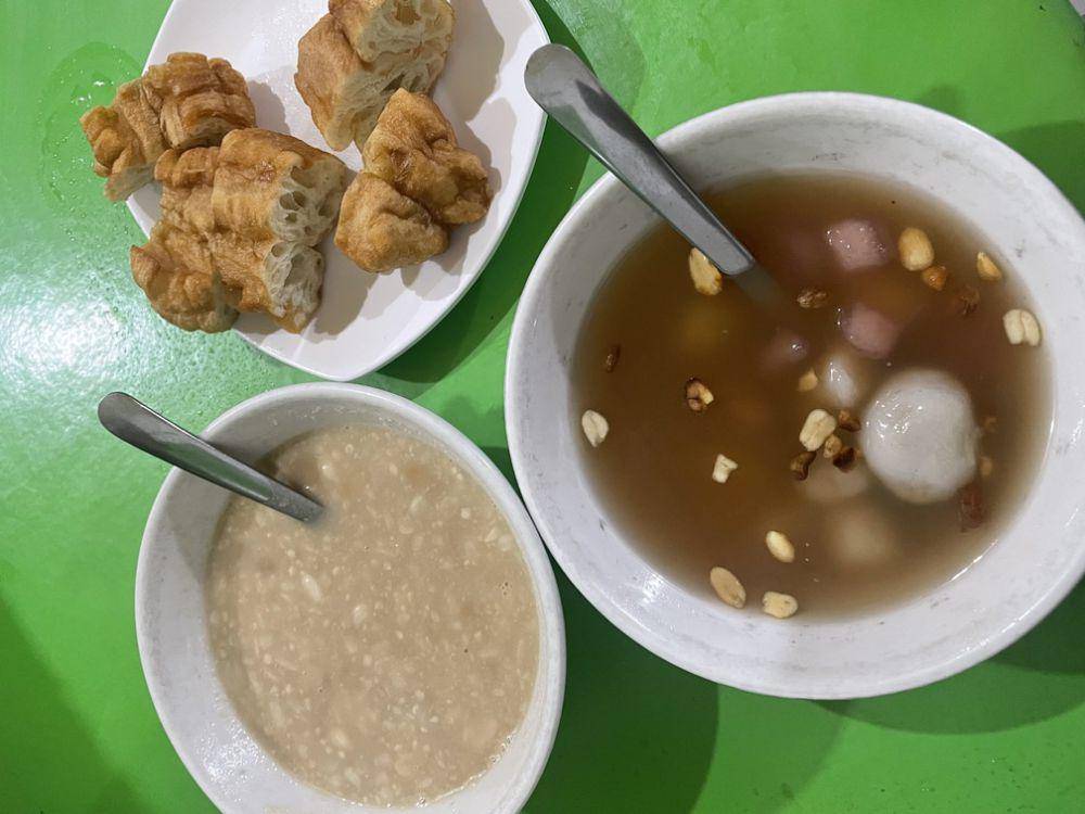 Ronde, kacang kuah dan cakue sebagai pelengkap bersantap di Ronde Titoni Malang. Foto: Dhafintya