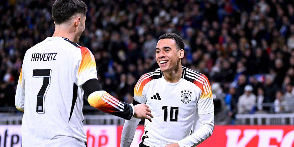 Jamal Musiala (kanan) menjadi top skor Jerman di Euro 2024. (fcbayern.com)