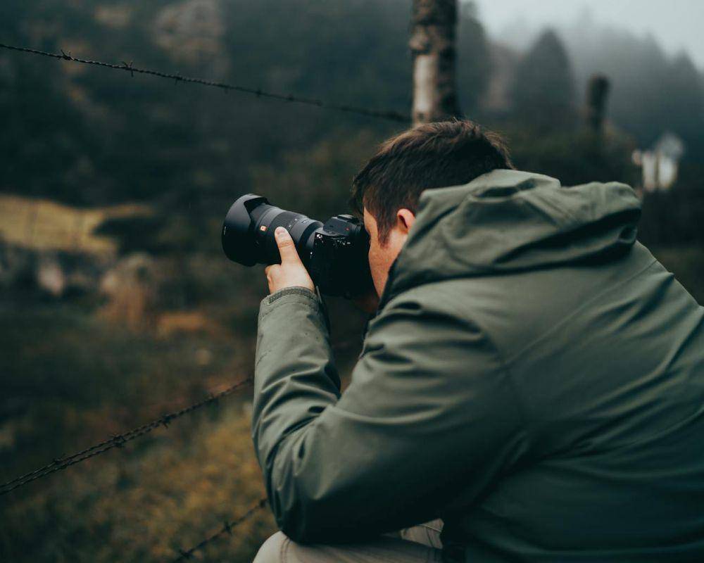ilustrasi seorang fotografer mengambil gambar dengan teknik blur (pexels.com/Gabriel Benois)