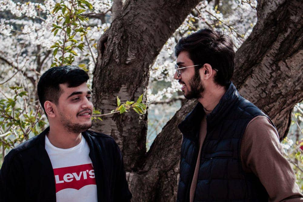 ilustrasi dua pria (pexels.com/Hemil Dhanani)