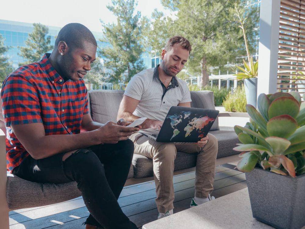 ilustrasi dua pria (pexels.com/Kindel Media)