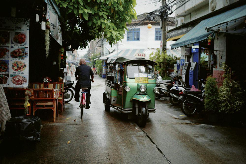 Ilustrasi becak di gang sempit (pexels.com/@billow)