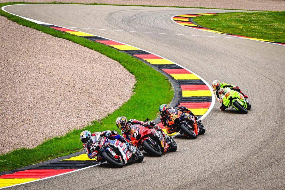 Raul Fernandez berada di depan Pedro Acosta (nomor motor 37) saat main race GP Jerman 2024. (raulfernandez25.com)