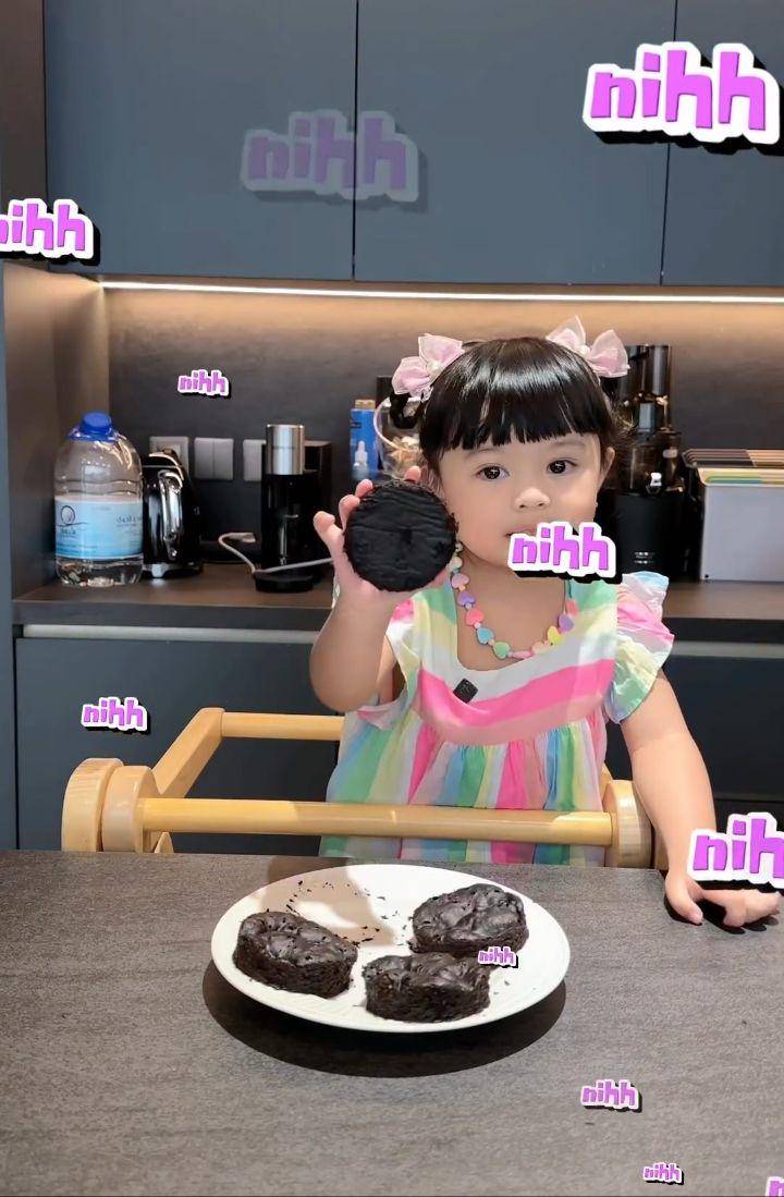 Ameena buat kue ultah Aurel (Instagram.com/ameenaatta)