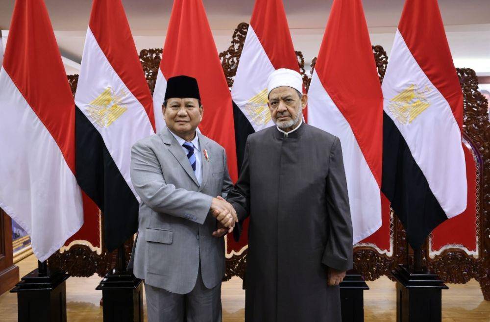 Menteri Pertahanan Prabowo Subianto bertemu dengan Grand Syekh Al Azhar atau Imam Besar Al Azhar Mesir, Imam Akbar Ahmed Al Tayeb di kantor Kemhan, Jakarta Pusat. (Dokumentasi Kemhan)