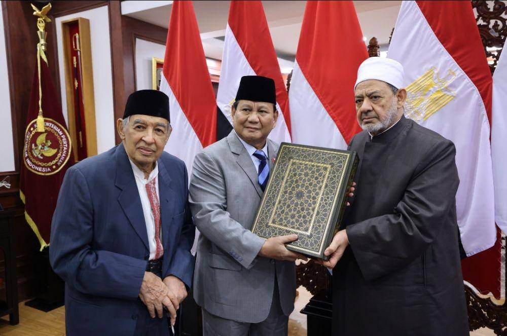 Menteri Pertahanan Prabowo Subianto bertemu dengan Grand Syekh Al Azhar atau Imam Besar Al Azhar Mesir, Imam Akbar Ahmed Al Tayeb di kantor Kemhan, Jakarta Pusat. (Dokumentasi Kemhan)