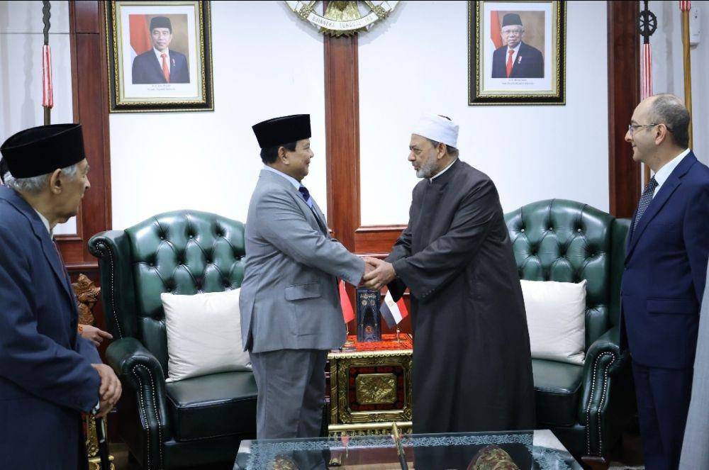 Menteri Pertahanan Prabowo Subianto bertemu dengan Grand Syekh Al Azhar atau Imam Besar Al Azhar Mesir, Imam Akbar Ahmed Al Tayeb di kantor Kemhan, Jakarta Pusat. (Dokumentasi Kemhan)