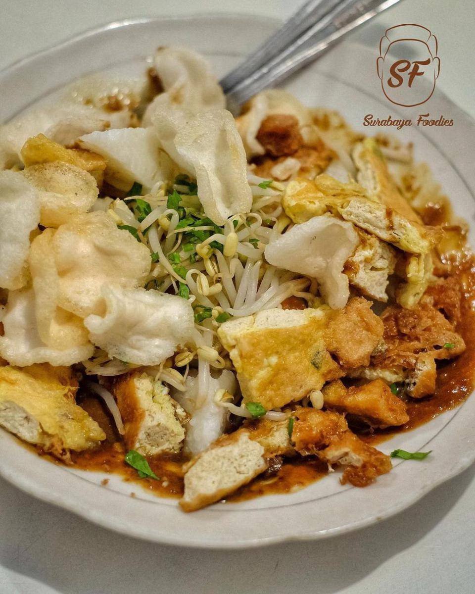 Seporsi tahu lontong Lonceng yang melegenda di Malang. Instagram/surabayafoodies