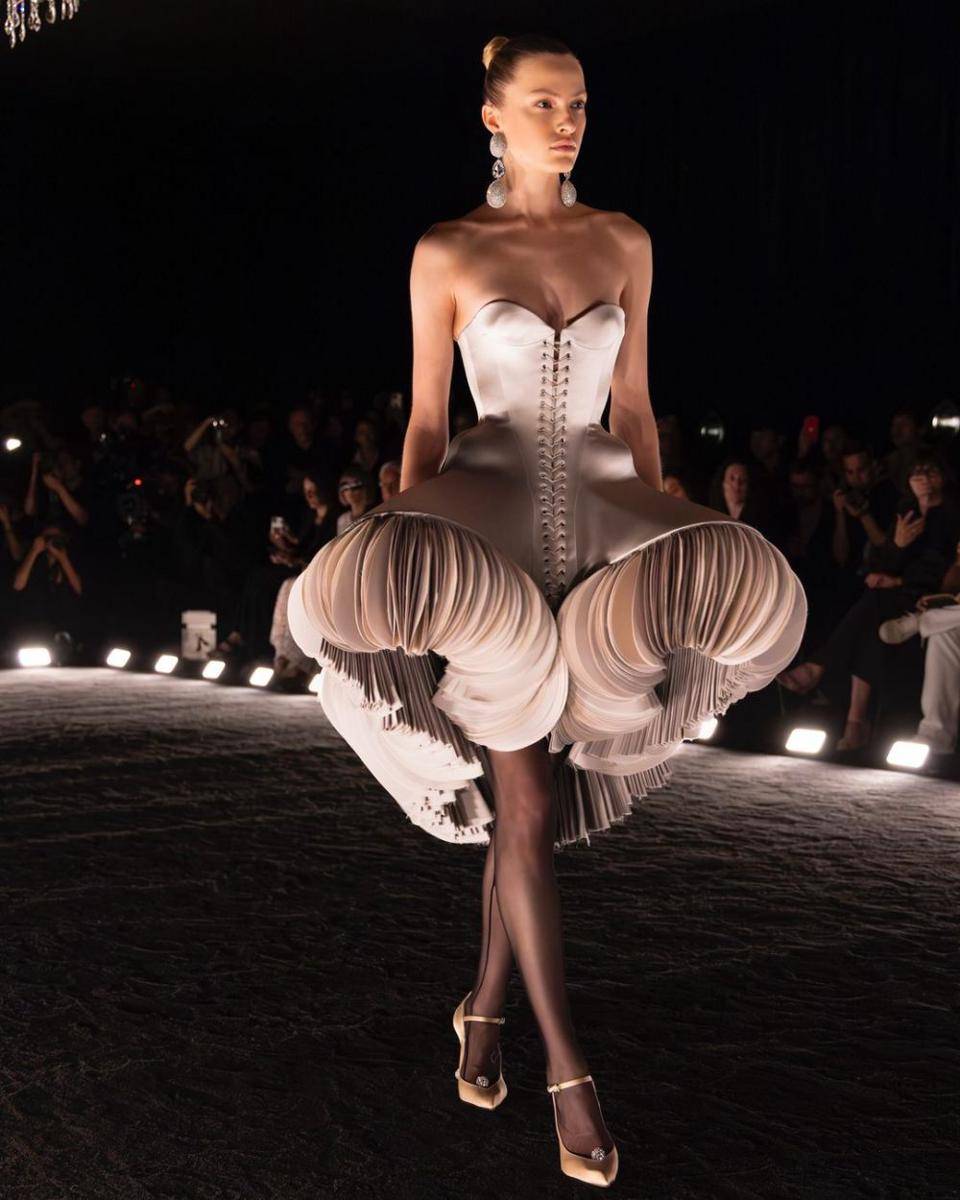 koleksi haute couture Schiaparelli Fall/Winter 2024 (instagram.com/schiaparelli)
