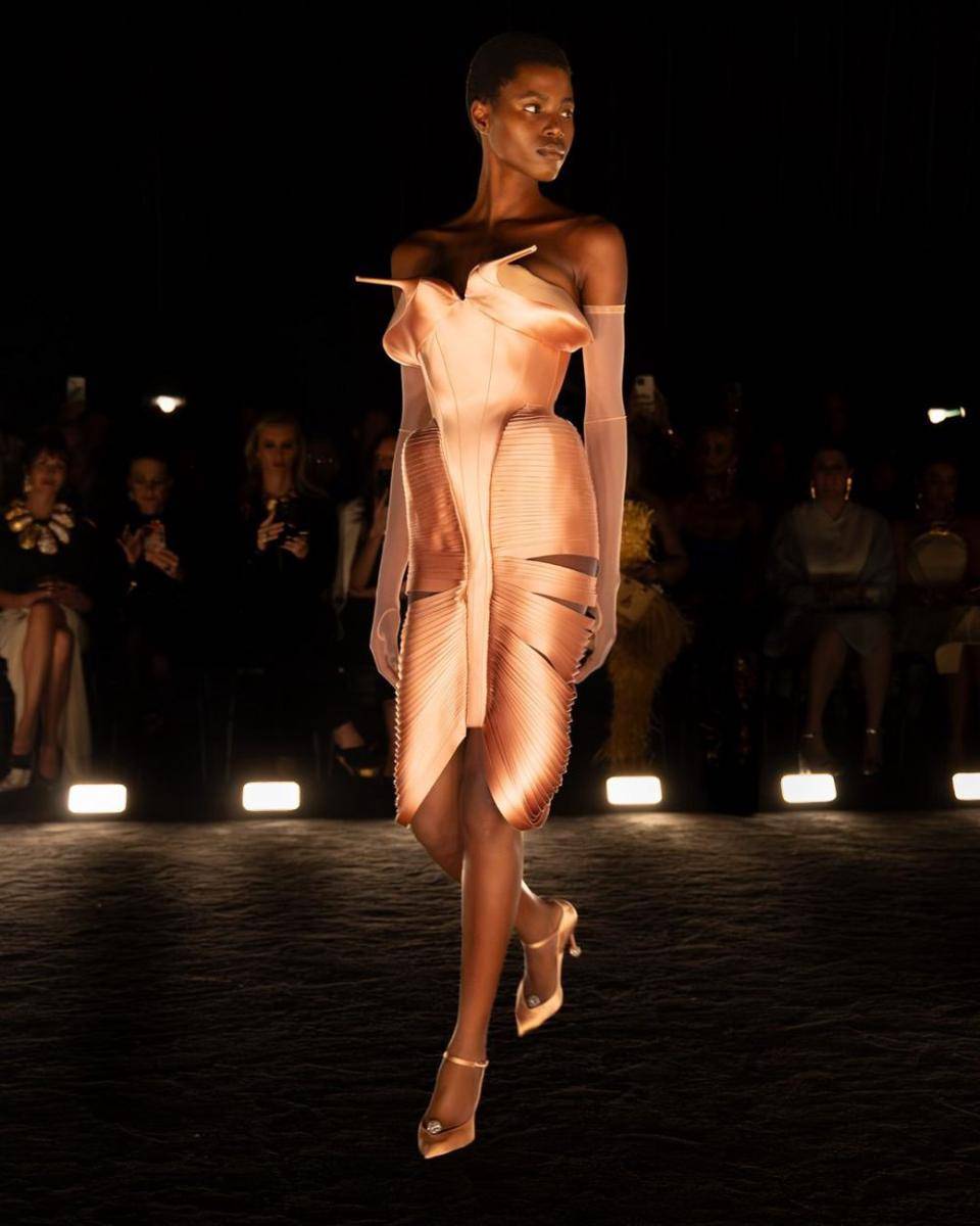 koleksi haute couture Schiaparelli Fall/Winter 2024 (instagram.com/schiaparelli)