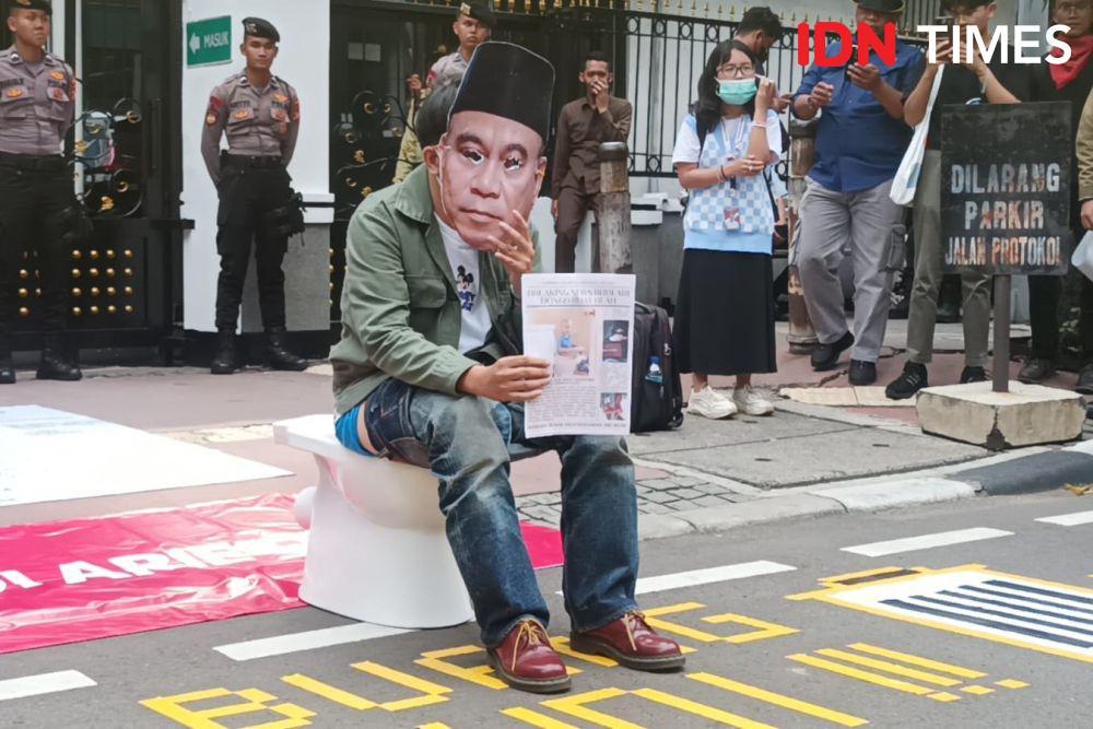 Massa Geruduk Kemenkominfo, Tuntut Menkominfo Mundur hingga Ganti Rugi