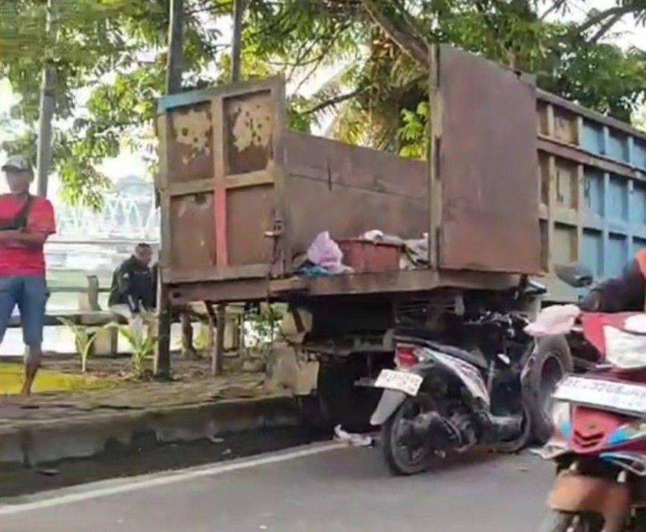 Ilustrasi truk sampah sedang memuat sampah.( IDN Times/istimewa)