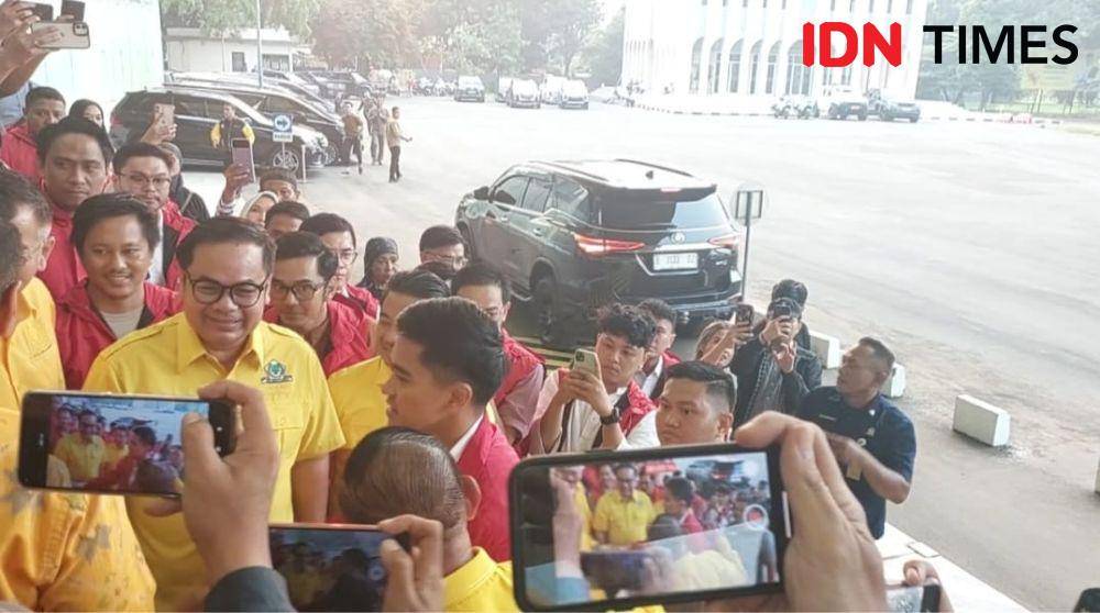 Ketua Umum Partai Solidaritas Indonesia (PSI), Kaesang Pangarep tiba di kantor DPP Partai Golkar di kawasan Slipi, Jakarta Barat (IDN Times/Santi Dewi)