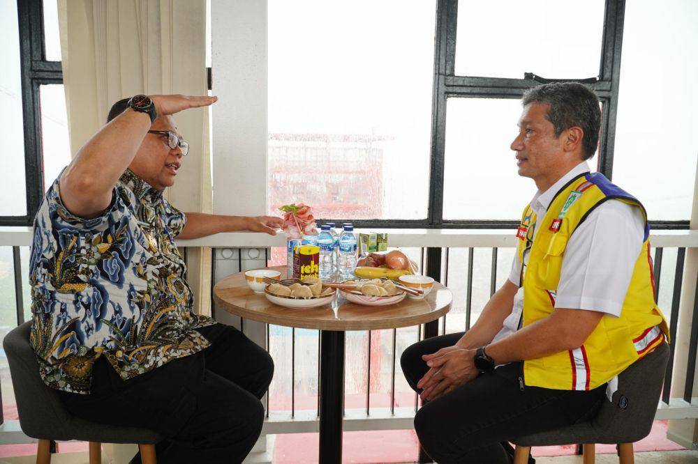Pj Wako Palembang Ucok Abdulrauf Damenta tinjau Tower Ampera (Dok. Kominfo Palembang)