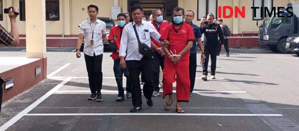 Tersangka korupsi pembangunan proyek RS Manggelewa Dompu 2017. (IDN Times/Muhammad Nasir)