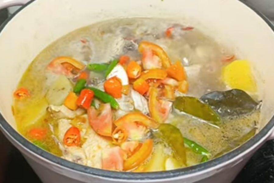 sup ayam kuah pedas (youtube.com/@mbokmidut)