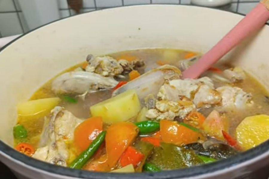sup ayam kuah pedas (youtube.com/@mbokmidut)