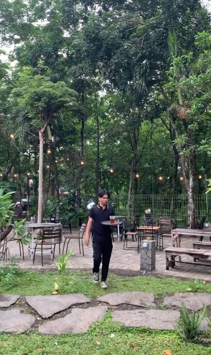 potret suasana di sekitar Nature and Caffeine (instagram.com/navas.jember)