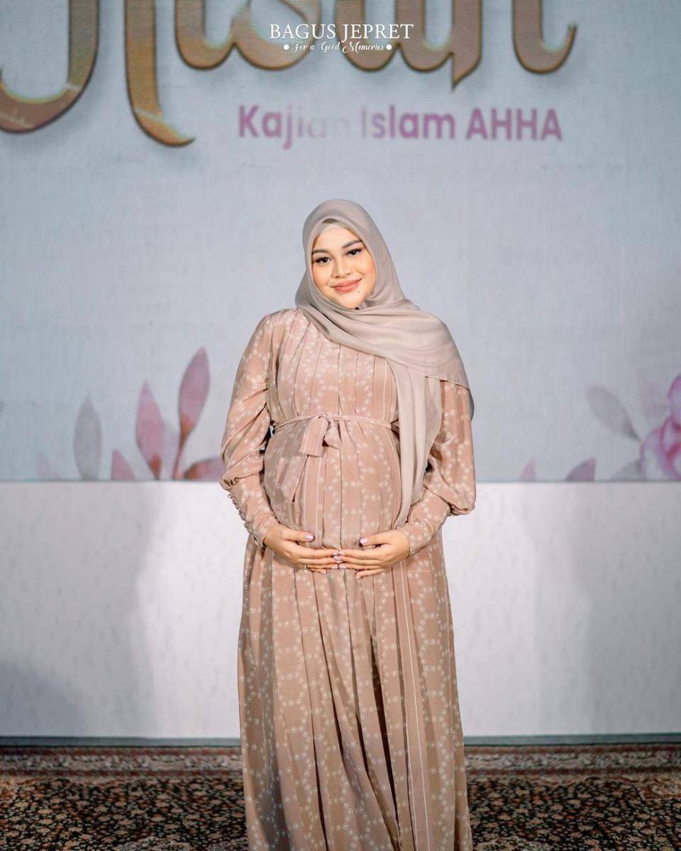 mix and match OOTD minimalis untuk bumil (instagram.com/aurelie.hermansyah)