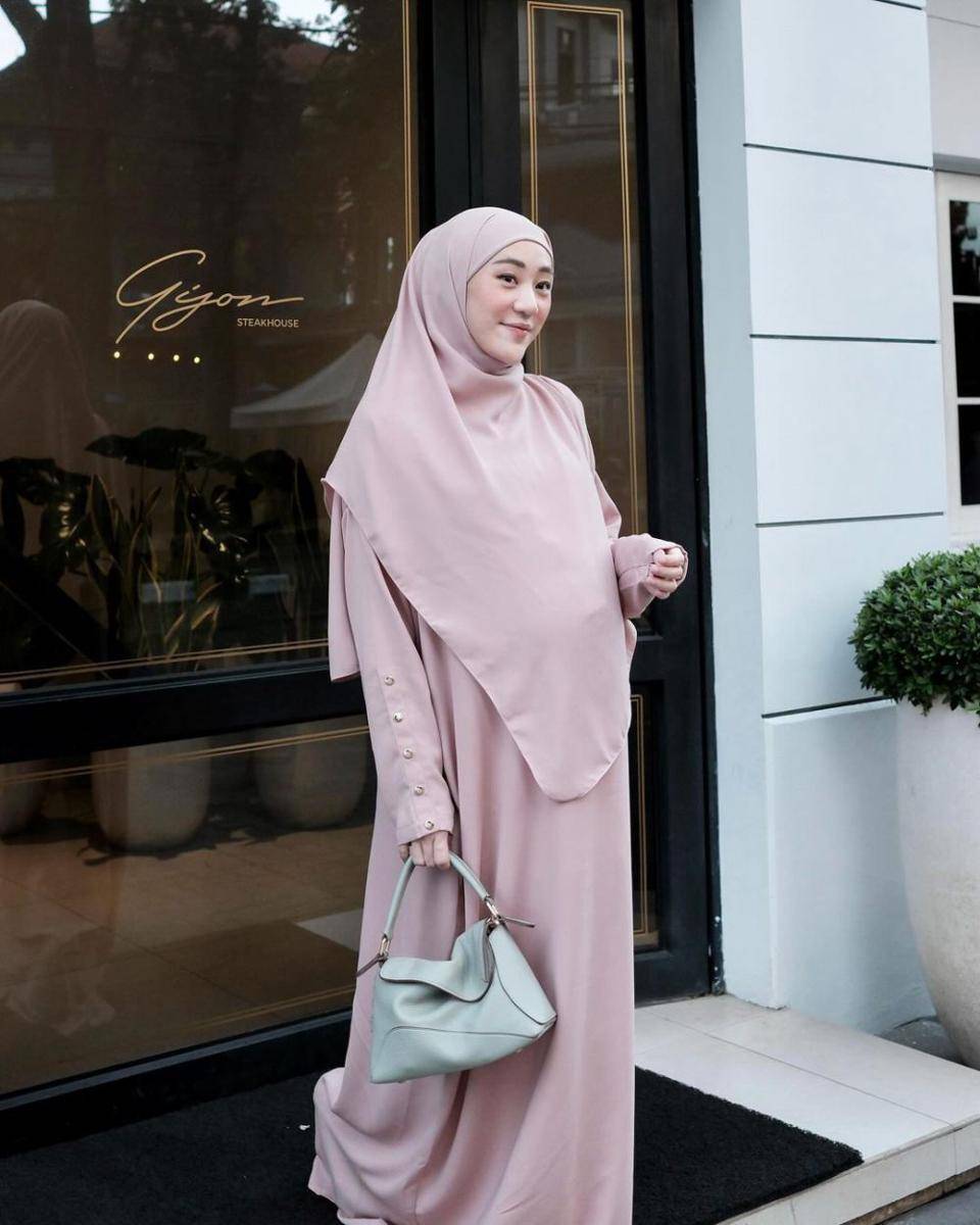 mix and match OOTD minimalis untuk bumil (instagram.com/ larissachou)