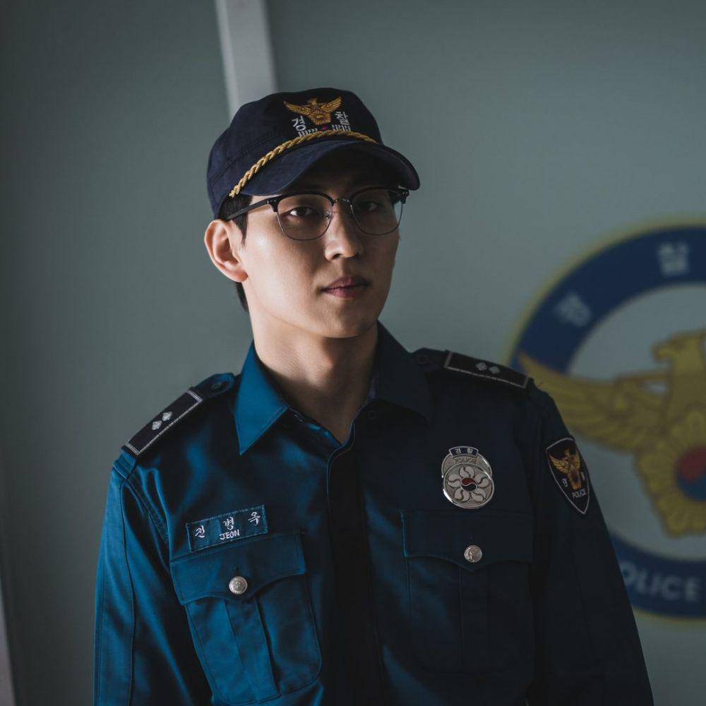 Bae Jae Sung di balik layar drama The Player 2: Master of Swindlers (instagram.com/secretent_official)