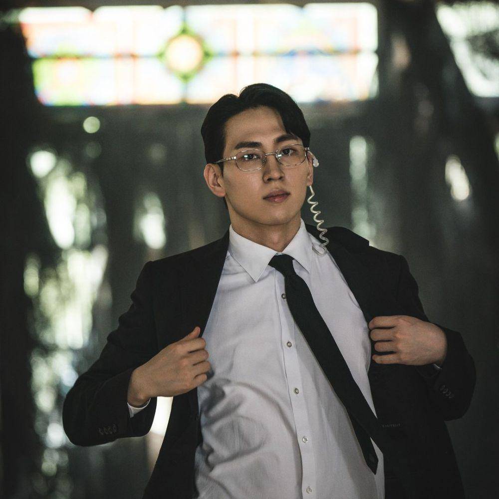 Bae Jae Sung di balik layar drama The Player 2: Master of Swindlers (instagram.com/secretent_official)
