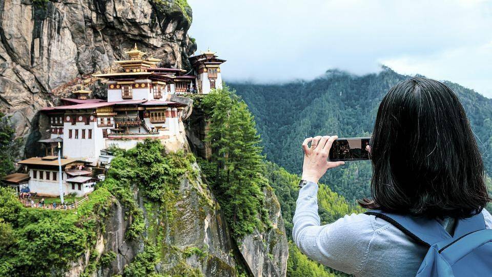 Ilustrasi turis mengambil gambar di depan Paro Taktsang, Bhutan (pixabay.com/himuraseta)