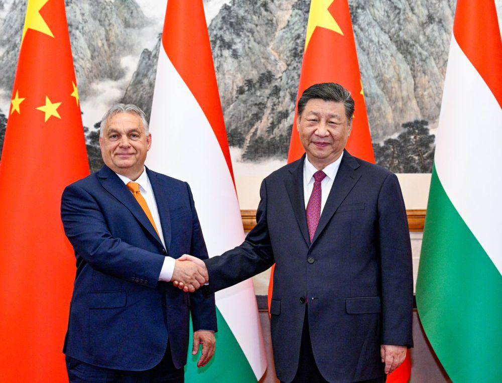 Perdana Menteri Hungaria Viktor Orban (kiri) saat bertemu dengan Presiden Xi Jinping di Beijing pada 8 Juli 2024. (x.com/SpokespersonCHN)