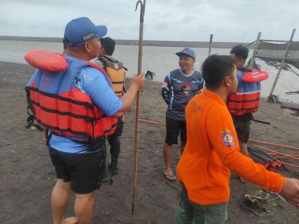 Tim SAR gabungan melakukan pencarian korban laka sungai Cawang Baros, Bantul.(Dok.Polres Bantul)