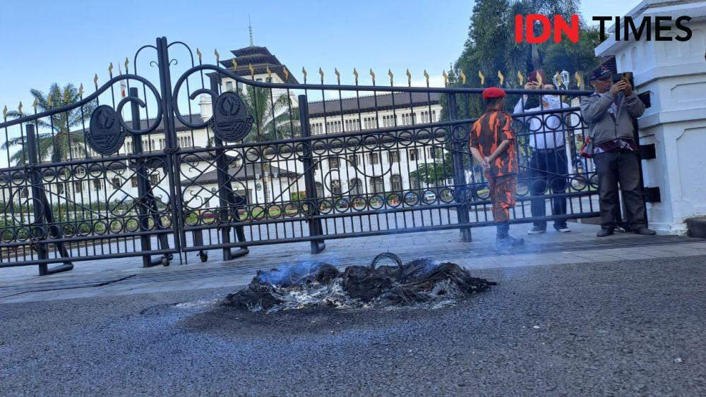 Protes Soal PPDB, Ormas dan LSM Bakar Ban di Depan Gedung Sate
