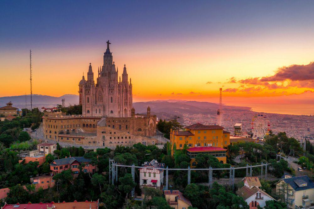 ilustrasi kota Barcelona (unsplash.com/Ken Cheung)