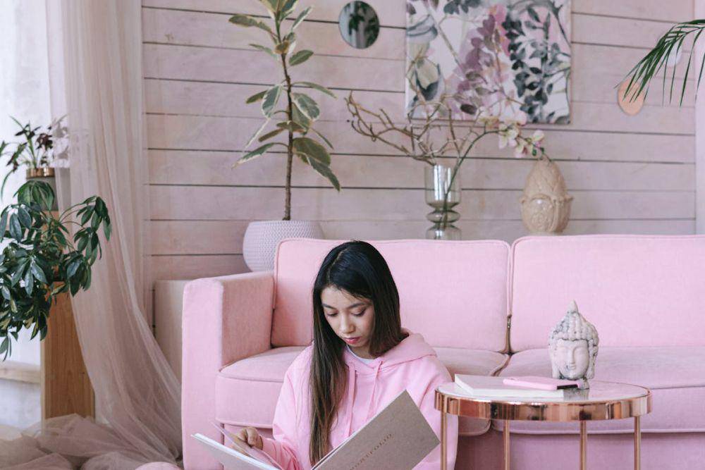 ilustrasi warna pink pastel membawa nuansa rileks pada ruangan (pexels.com/Ivan Samkov)