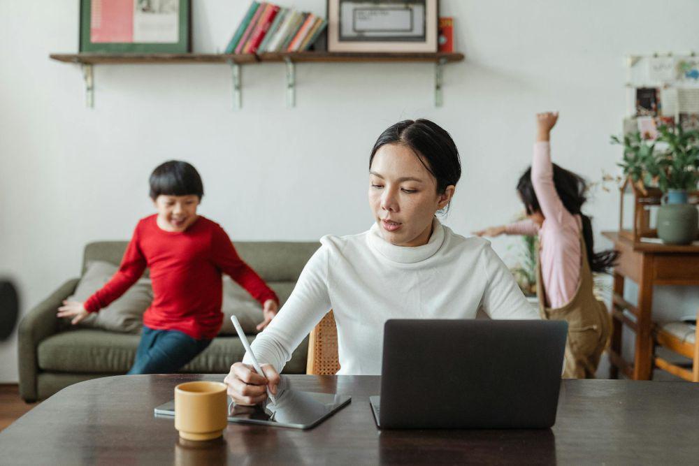 5 Tips Mengatur Work Life Balance untuk Working Mom, Buat Batasan!