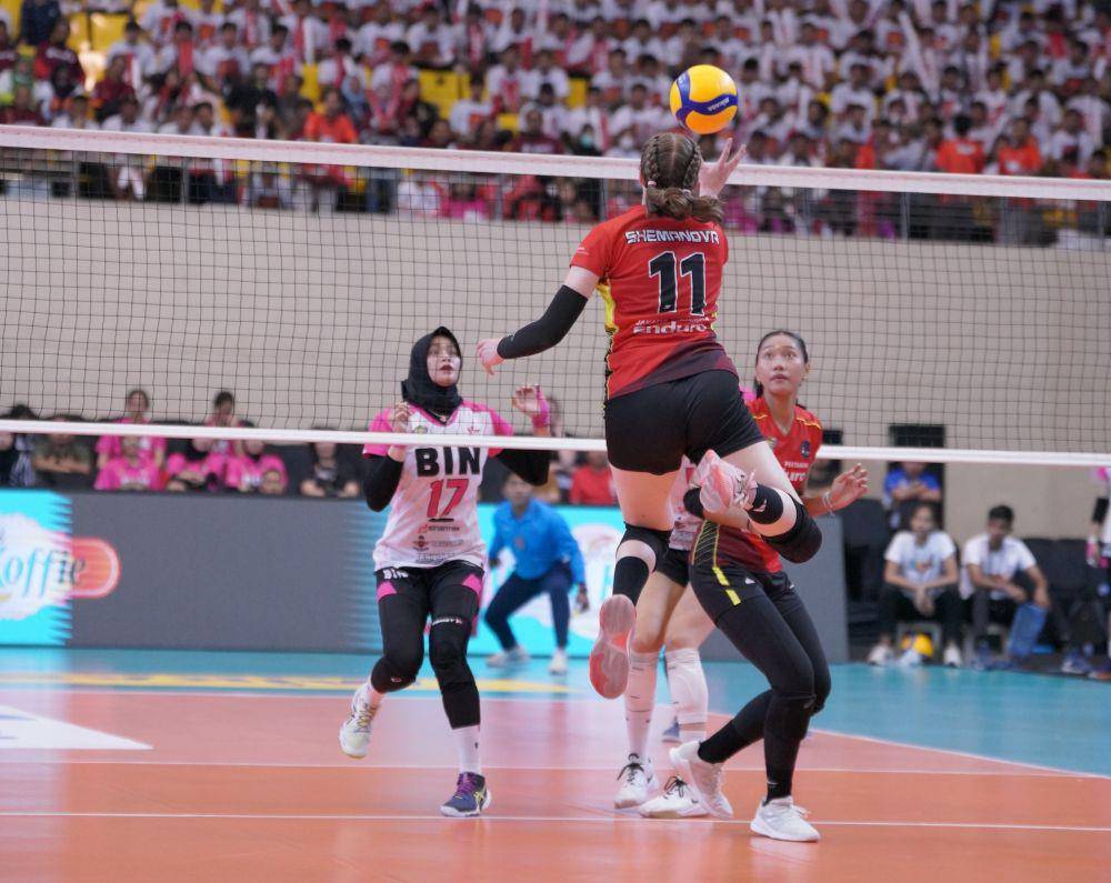 Pertandingan tim voli putri Jakarta BIN melawan Jakarta Pertamina Enduro pada laga Final Four Seri Kedua PLN Mobile Proliga 2024 di GOR Jatidiri Semarang, Kamis (11/7/2024). (Dok. Proliga2024)
